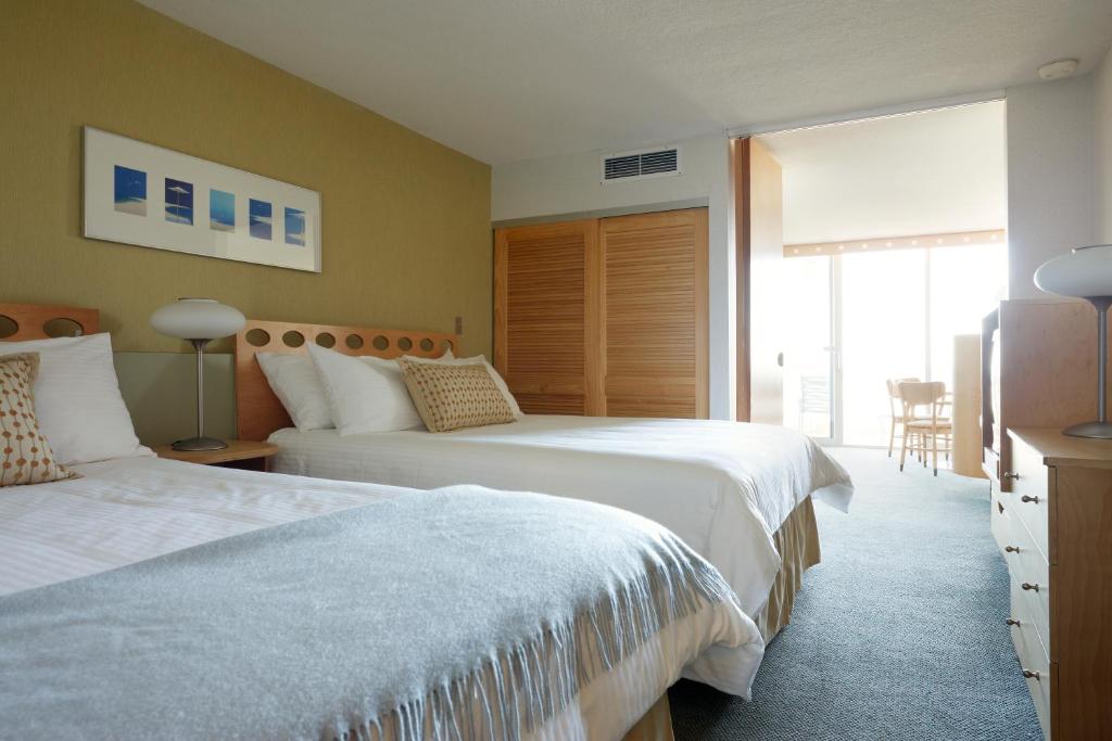 um quarto de hotel com duas camas e uma janela em Pan American Oceanfront Hotel em Wildwood Crest