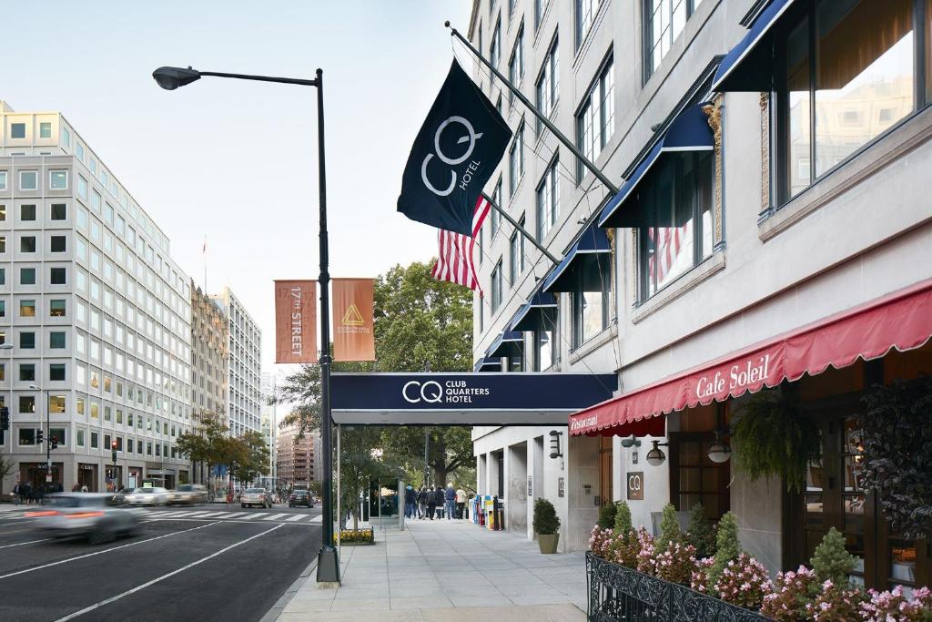un edificio en una calle de la ciudad con un cartel para una tienda en Club Quarters Hotel White House, Washington DC, en Washington