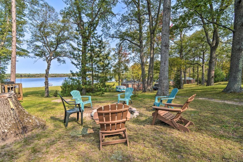 Fotografie z fotogalerie ubytování Lake Livin Cozy Cabin with Dock, Bar, 2 Kayaks v destinaci Canada Creek Ranch