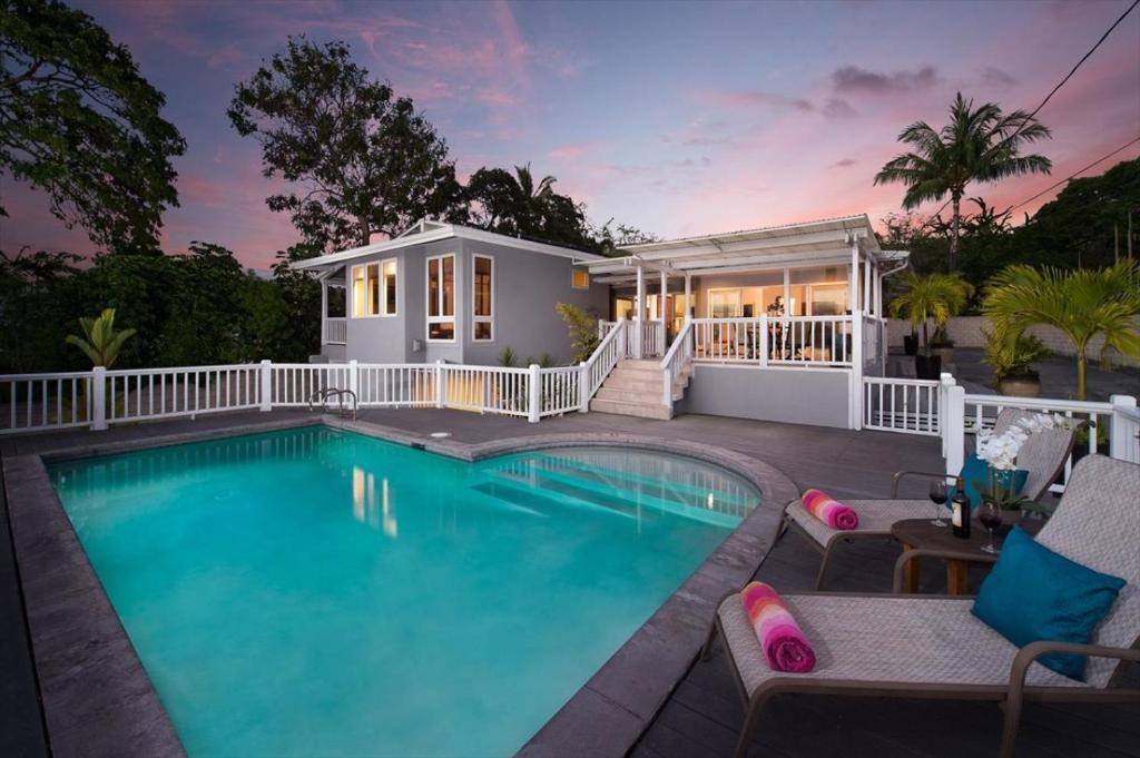 una piscina frente a una casa en Kahaluu Sunset Hale en Kailua-Kona