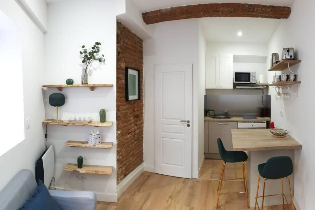 Kuchyň nebo kuchyňský kout v ubytování STUDIO CHARMANT-CONFORT-HYPERCENTRE-METRO-WIFI