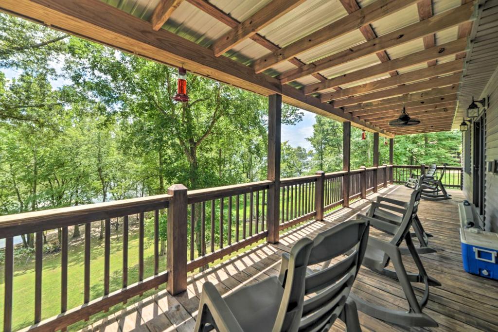 Lakefront Rest-Ashored Home with Private Dock! - Holiday Home