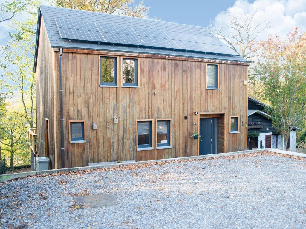 une maison en bois avec des panneaux solaires dans l'établissement Countryside Holiday Home in Durbuy with Terrace, à Durbuy