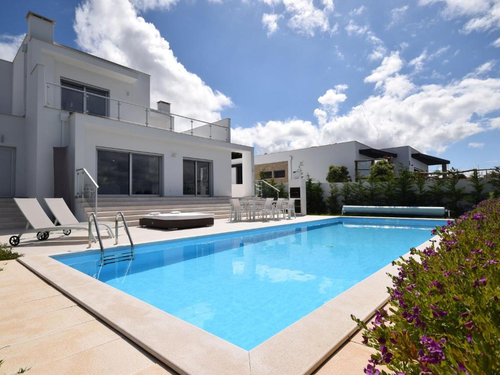ein Pool vor einem Haus in der Unterkunft Comfortable villa with private pool in Nadadouro in Nadadouro