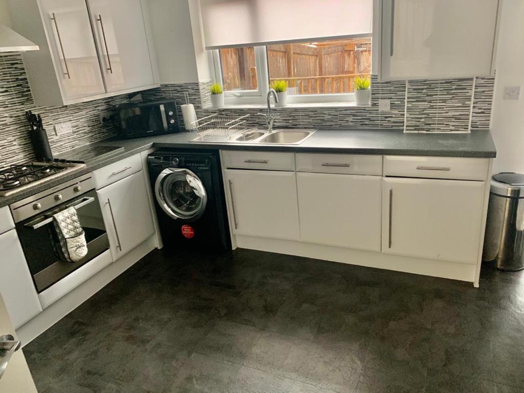 Kay's Place - Modern 3 Bed - Housity