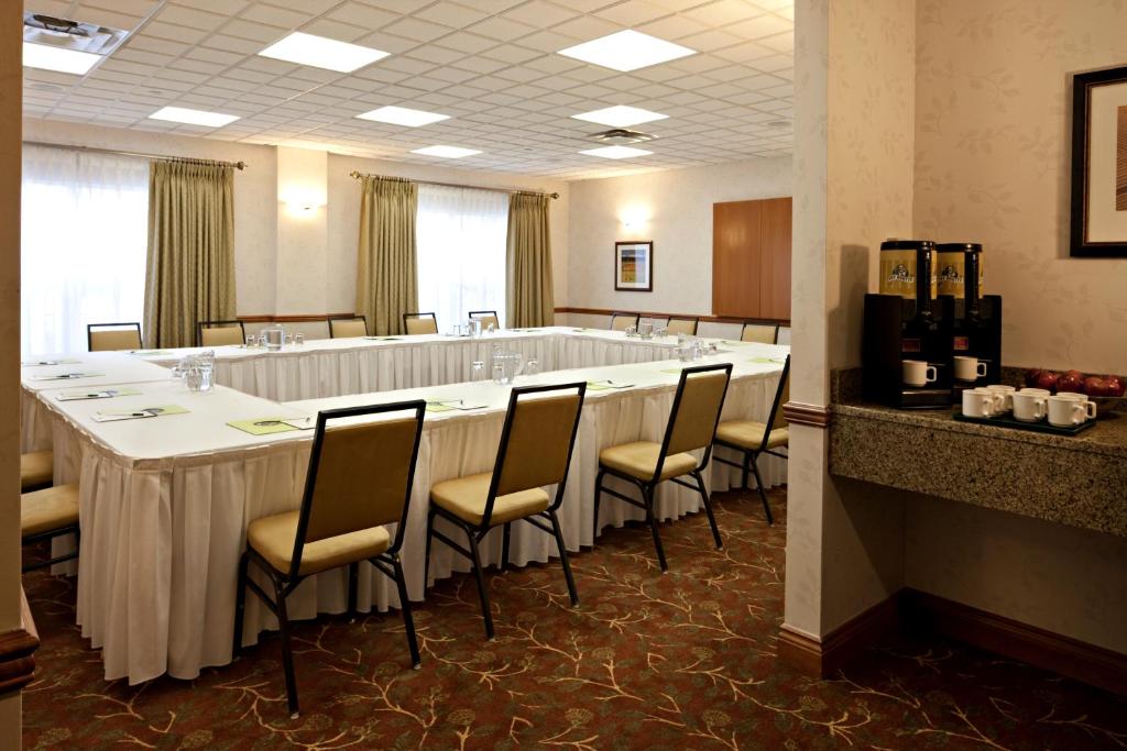 Country Inn & Suites by Radisson, Calgary-Northeast - Resim 8