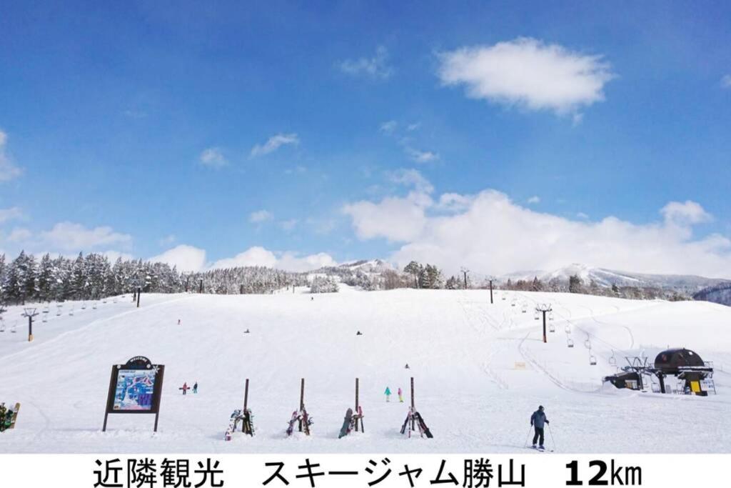 BBQ可 1日1組限定 貸切別荘 秘密基地 は恐竜博物館まで3km スキージャム勝山まで12km v zimě