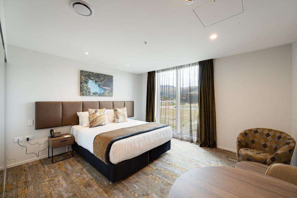 Postel nebo postele na pokoji v ubytování La Quinta by Wyndham Remarkables Park Queenstown