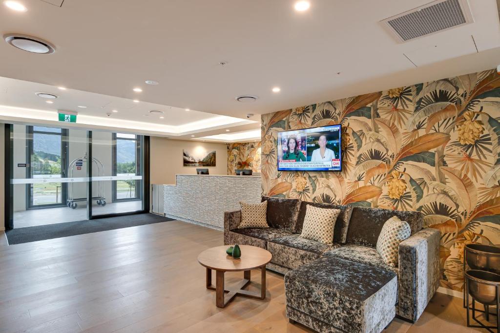 TV a/nebo společenská místnost v ubytování La Quinta by Wyndham Remarkables Park Queenstown