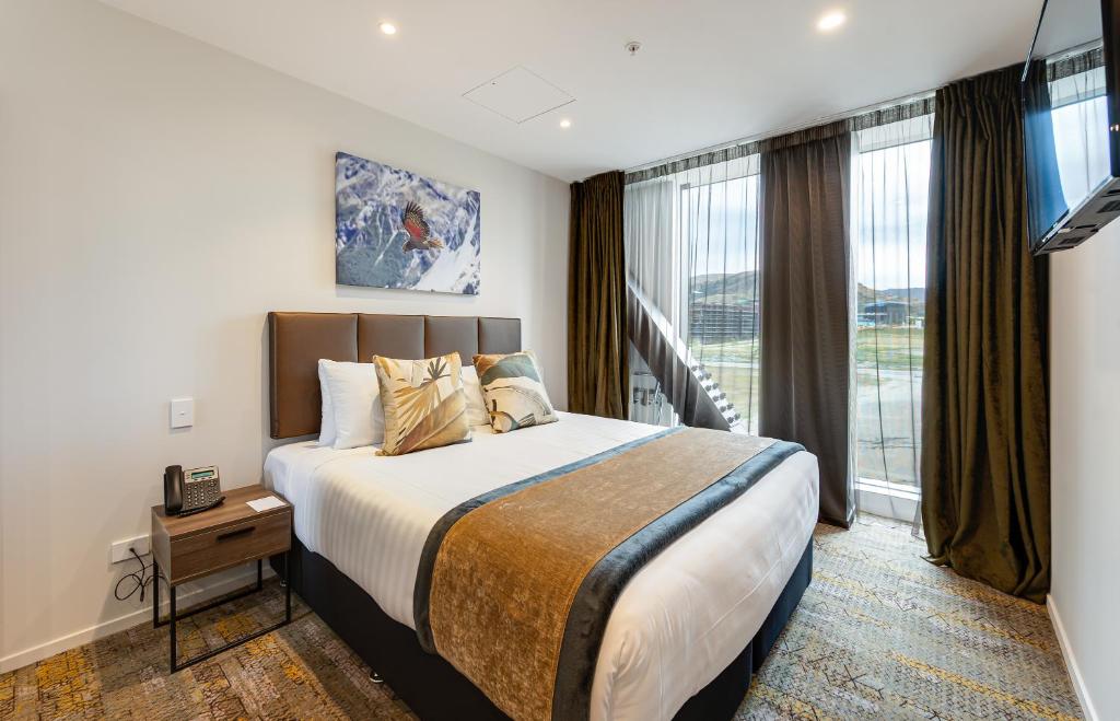 Postel nebo postele na pokoji v ubytování La Quinta by Wyndham Remarkables Park Queenstown