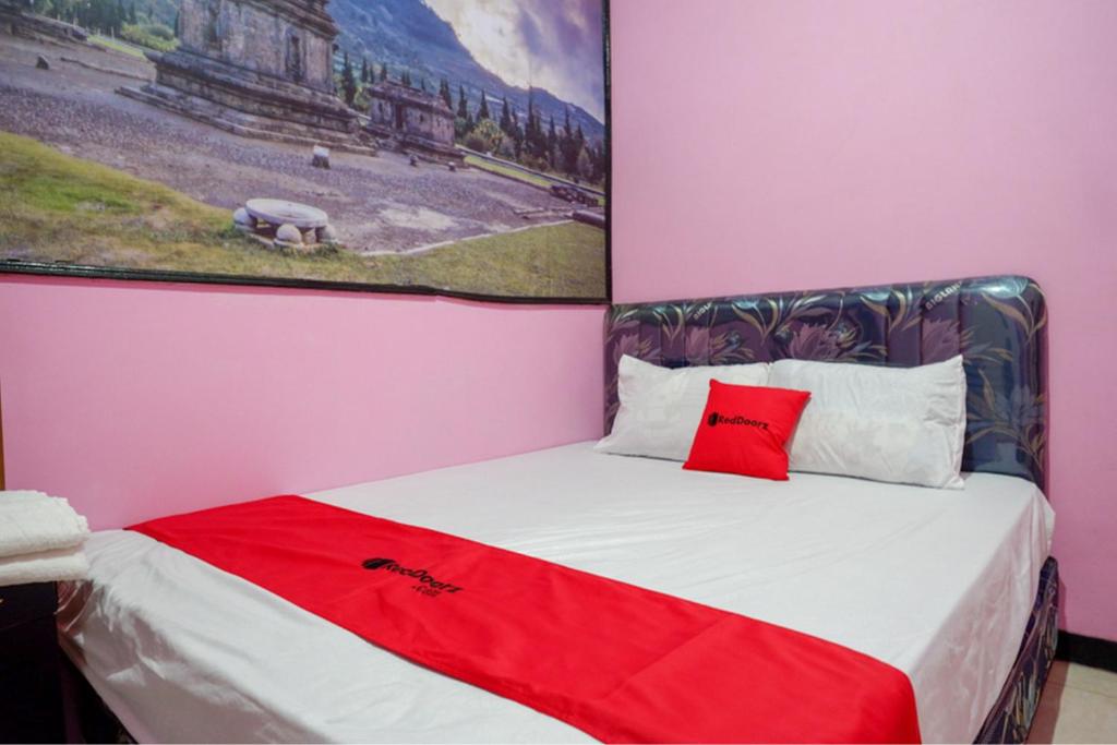 Postel nebo postele na pokoji v ubytování RedDoorz Syariah near Telaga Warna Dieng
