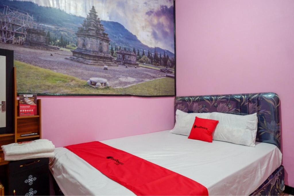 Postel nebo postele na pokoji v ubytování RedDoorz Syariah near Telaga Warna Dieng