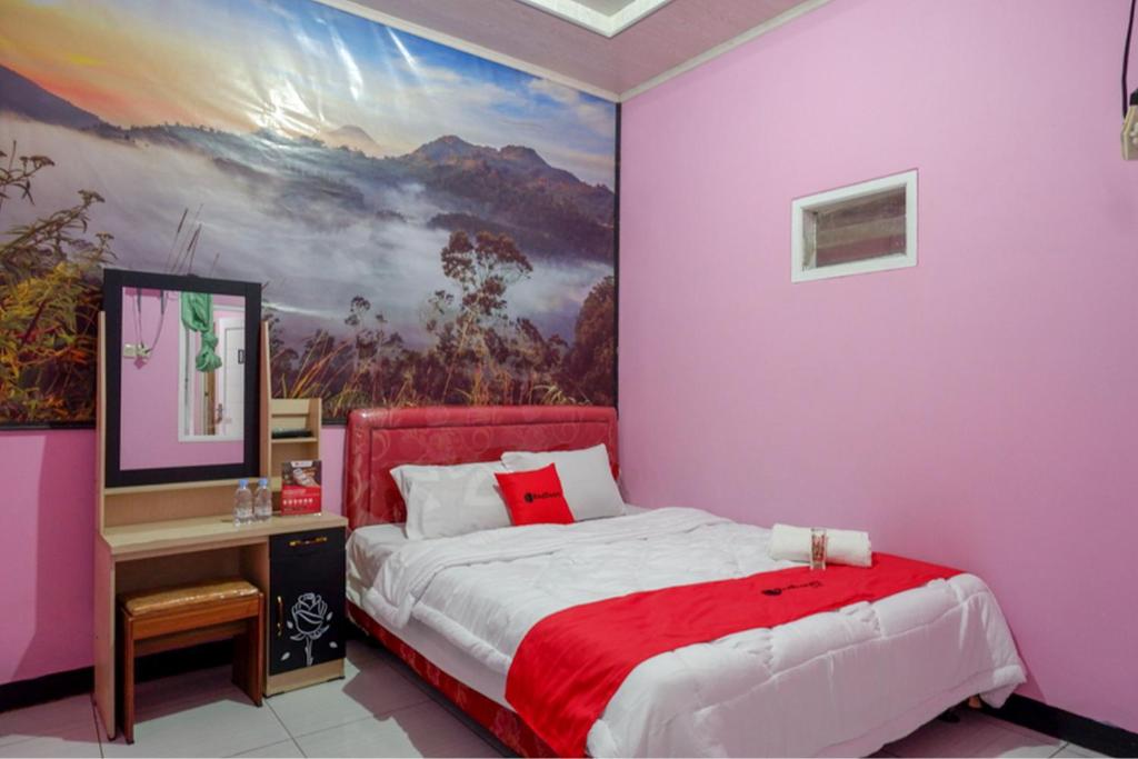 Postel nebo postele na pokoji v ubytování RedDoorz Syariah near Telaga Warna Dieng