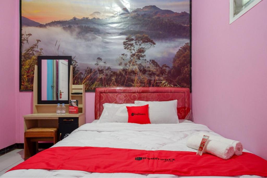 Postel nebo postele na pokoji v ubytování RedDoorz Syariah near Telaga Warna Dieng