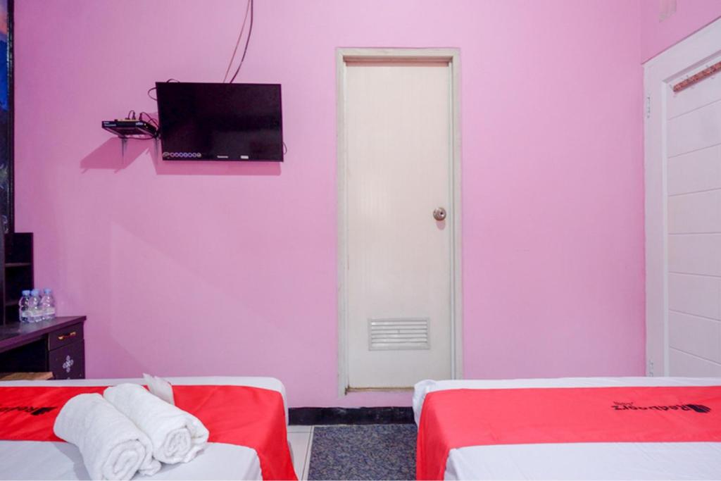 Postel nebo postele na pokoji v ubytování RedDoorz Syariah near Telaga Warna Dieng