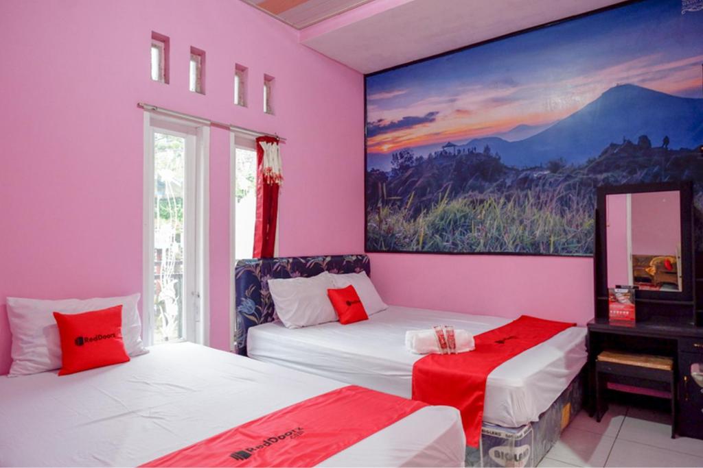 Postel nebo postele na pokoji v ubytování RedDoorz Syariah near Telaga Warna Dieng