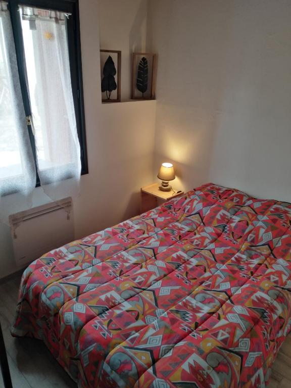 Postel nebo postele na pokoji v ubytování Font-romeu via odeillo jolie Appartement 6 personnes plein sud