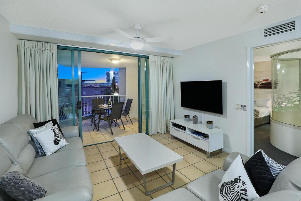 TV a/nebo společenská místnost v ubytování Grand Palais Boolarong Beachside Apartments
