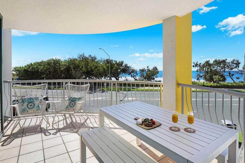 Balkón nebo terasa v ubytování Grand Palais Boolarong Beachside Apartments