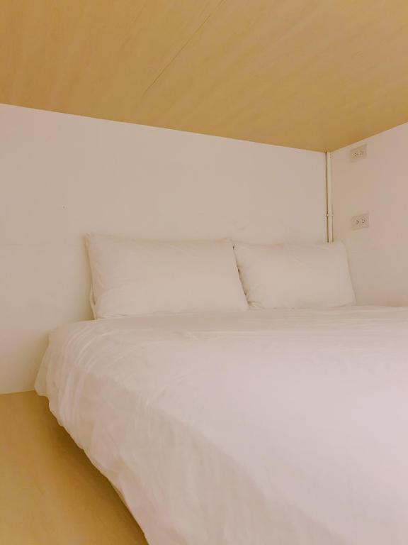 Postel nebo postele na pokoji v ubytování PlainStay Hostel