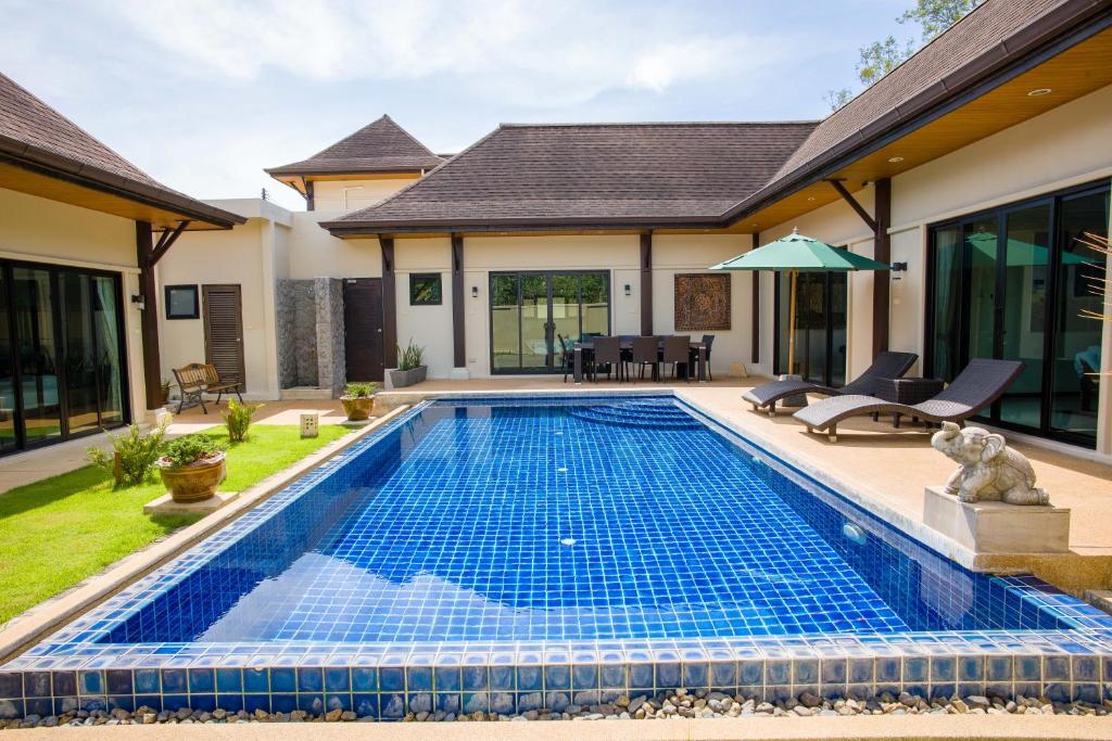 una piscina en el patio trasero de una villa en Queen Palm Villa en Rawai Beach