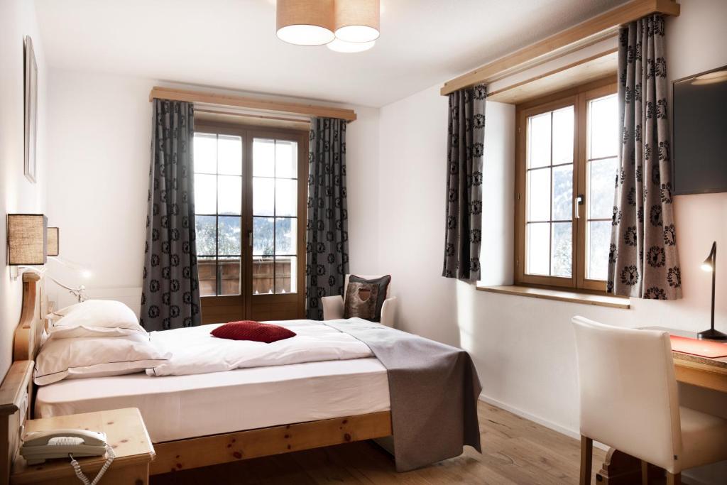 Postel nebo postele na pokoji v ubytování Hotel Waldhaus am See