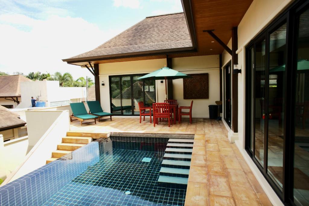 Bazén v ubytování Cocktail Palm Villa nebo v jeho okolí