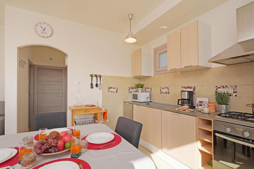 kuchnia ze stołem i miską owoców w obiekcie Centro Residenziale Benaco - Gardagate w Manerba del Garda