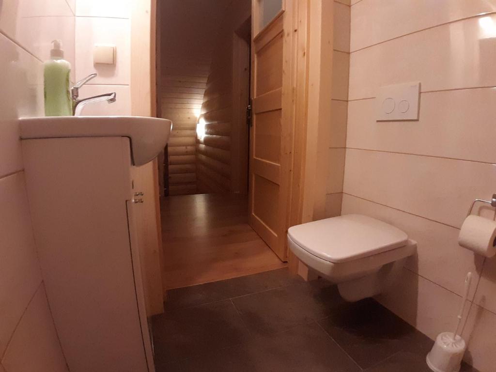 Kúpeľňa v ubytovaní Domki inNatura