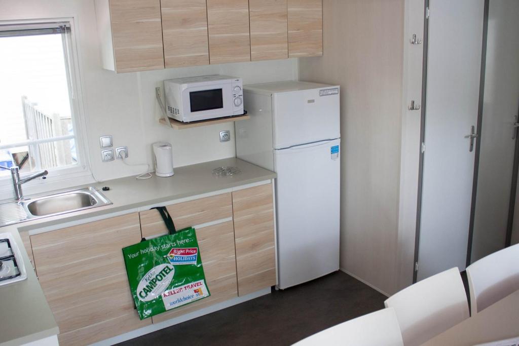 Kuchyň nebo kuchyňský kout v ubytování Mobile Homes by KelAir at Camping Domaine des Ormes