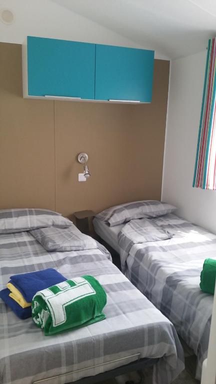 Postel nebo postele na pokoji v ubytování Mobile Homes by KelAir at Camping Domaine des Ormes