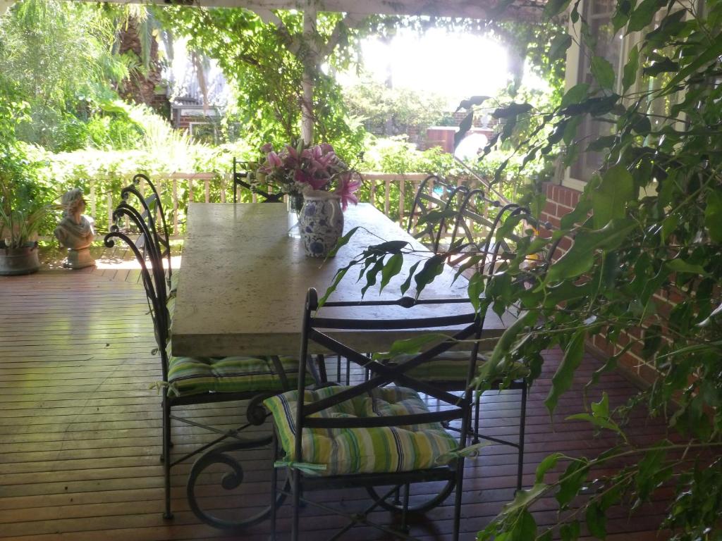 Ein Garten an der Unterkunft Lakeside Bed & Breakfast