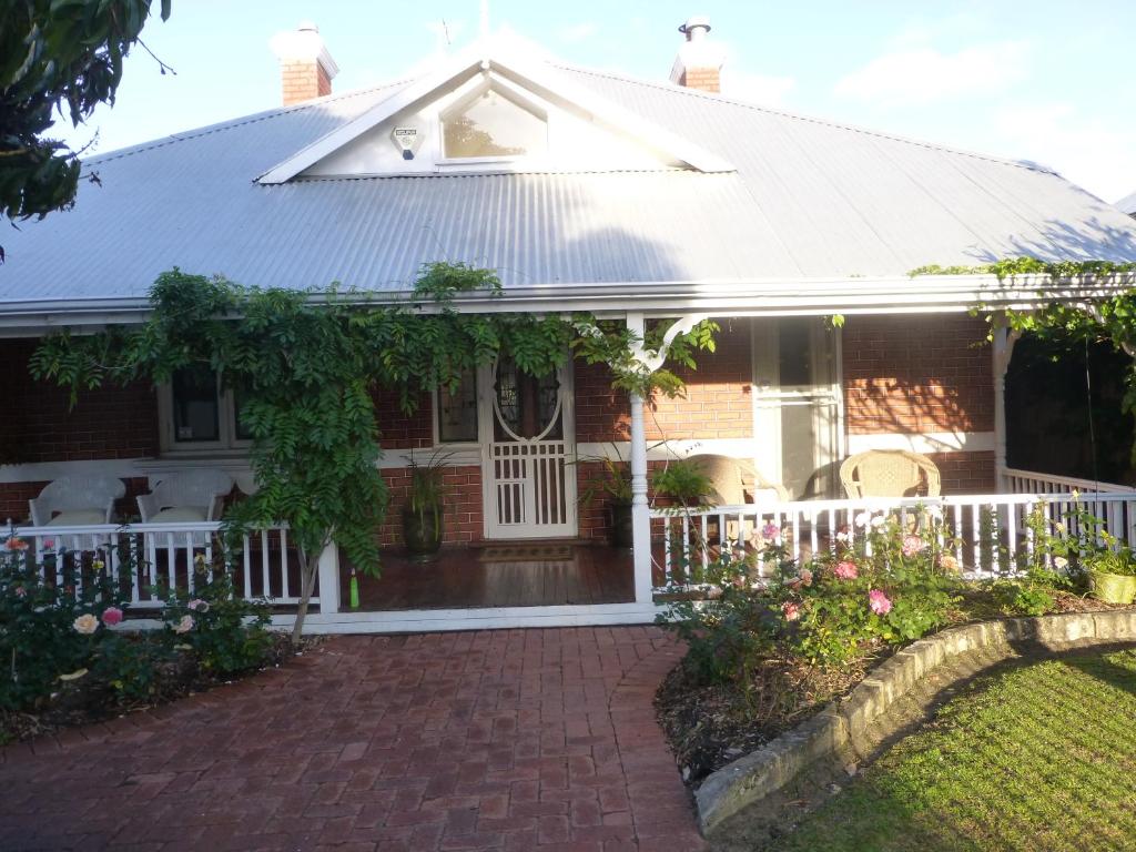 Ein Garten an der Unterkunft Lakeside Bed & Breakfast