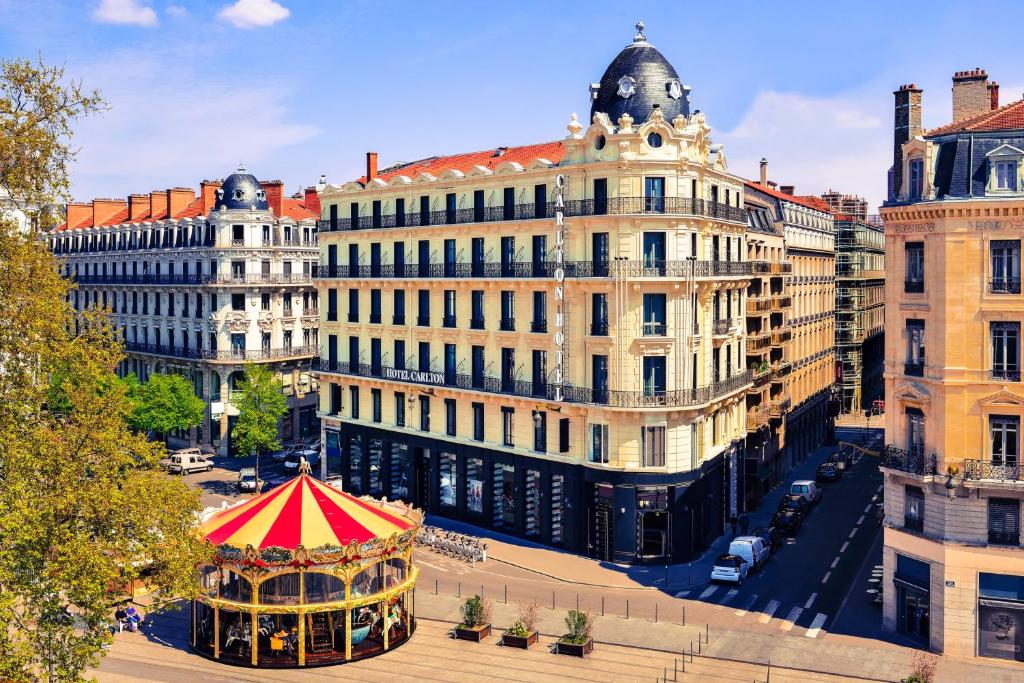 um gazebo no meio de uma cidade com edifícios em Hotel Carlton Lyon - MGallery Hotel Collection em Lyon