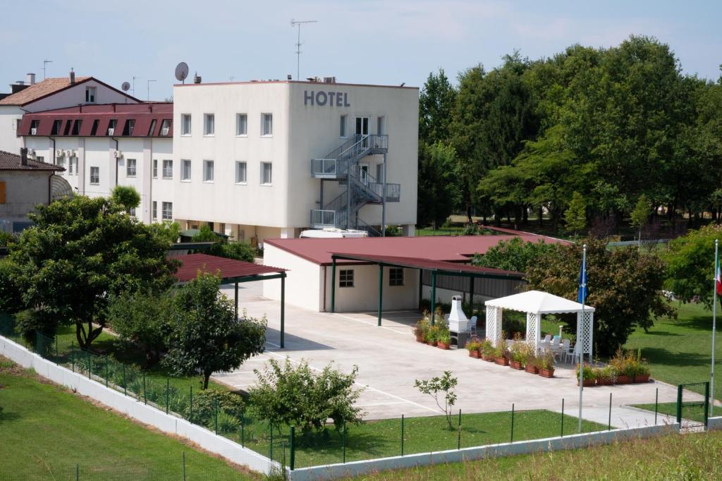 Budova, kde se hotel nachází