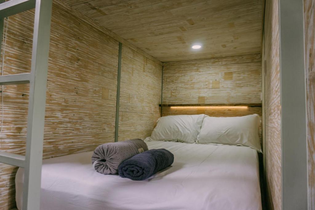 Un pat sau paturi într-o cameră la Dormitory at Semadi living