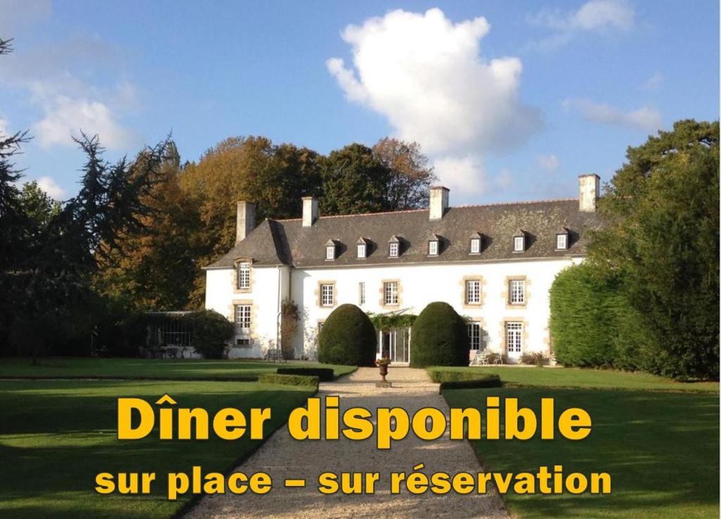 Una gran casa blanca con las palabras "cena aproxime sur place sur reserve" en Manoir de la Baronnie, en Saint-Malo