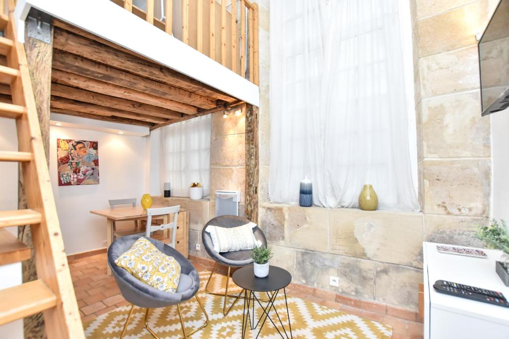 un salon avec deux chaises et une table dans l'établissement Splendid duplex - 1BR-2P - Notre Dame-Île St-Louis, à Paris