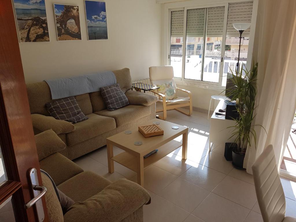 uma sala de estar com um sofá e uma mesa em TulStig DelMar em Vilanova i la Geltrú