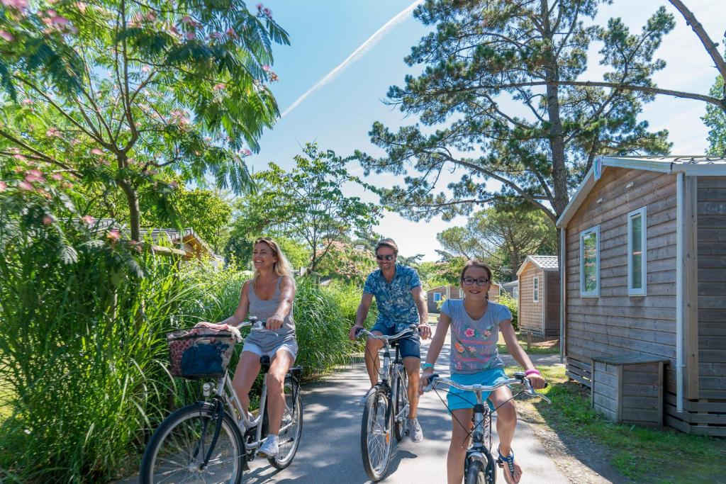 Nantes Camping Le Petit Port tesisinde veya etraf&#x131;nda bisiklete binme