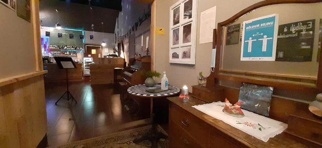 A restaurant or other place to eat at Tehúsið Hostel & Guesthouse
