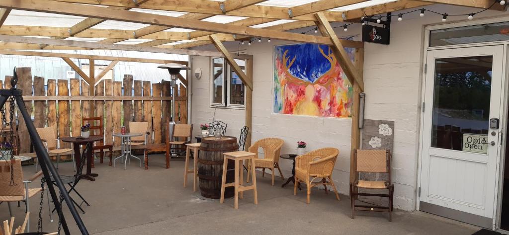 A restaurant or other place to eat at Tehúsið Hostel & Guesthouse