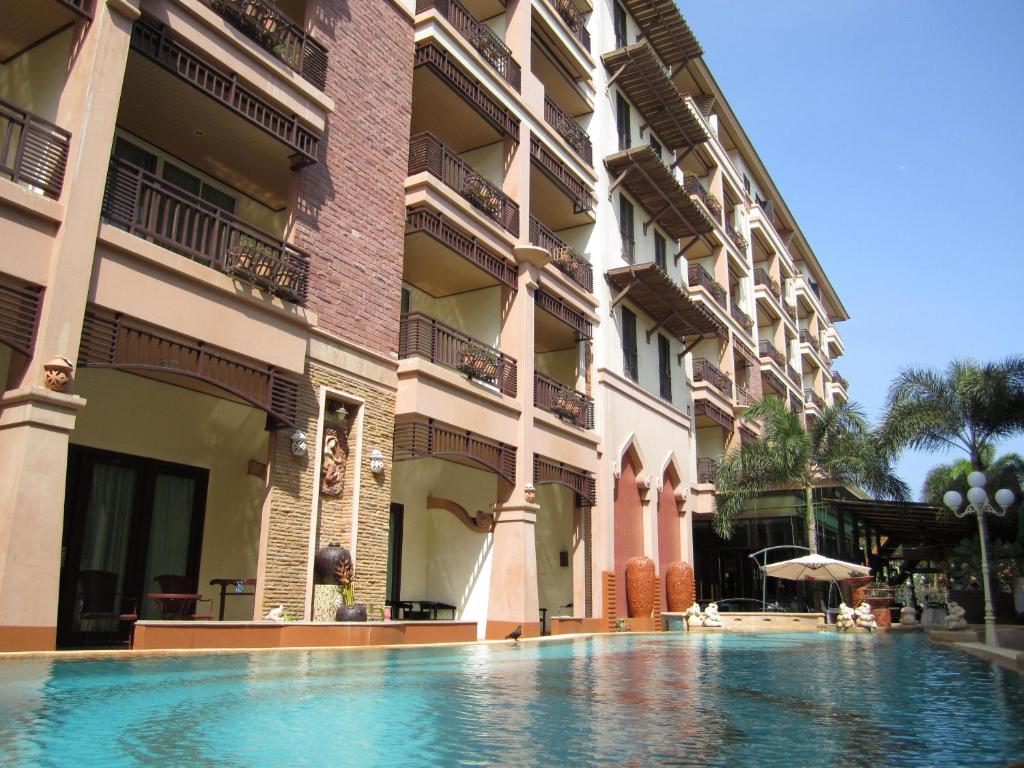 een zwembad voor een gebouw bij Wannara Hotel Hua Hin in Hua Hin
