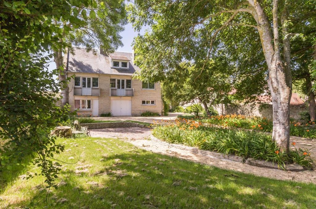 une vue extérieure d'une maison avec cour dans l'établissement La Maison Bleue au coeur des Plages du Débarquement, à Ver-sur-Mer