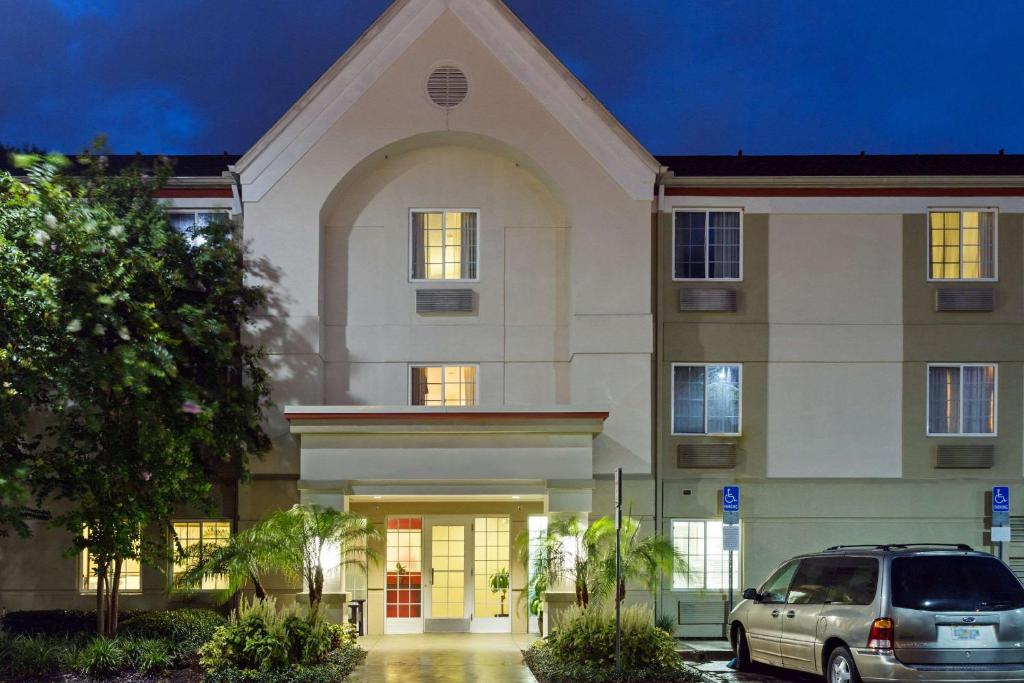 un edificio con un coche aparcado delante de él en MainStay Suites Orlando Altamonte Springs en Orlando