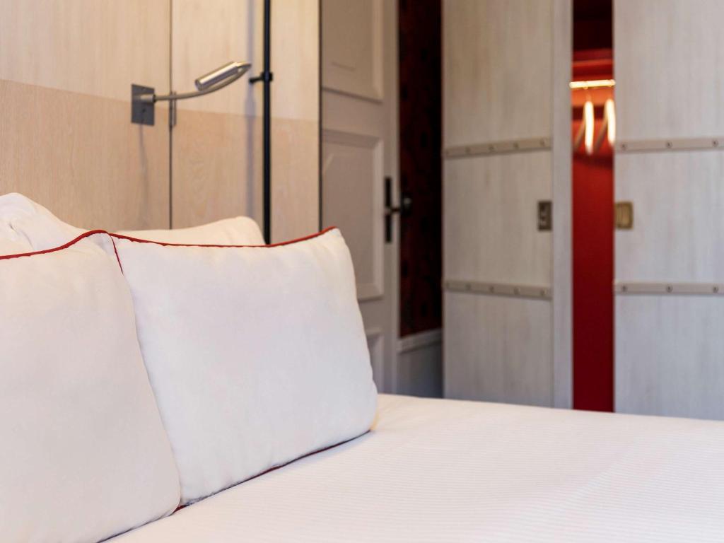 Postel nebo postele na pokoji v ubytování Carlton Hotel Lyon - MGallery Collection