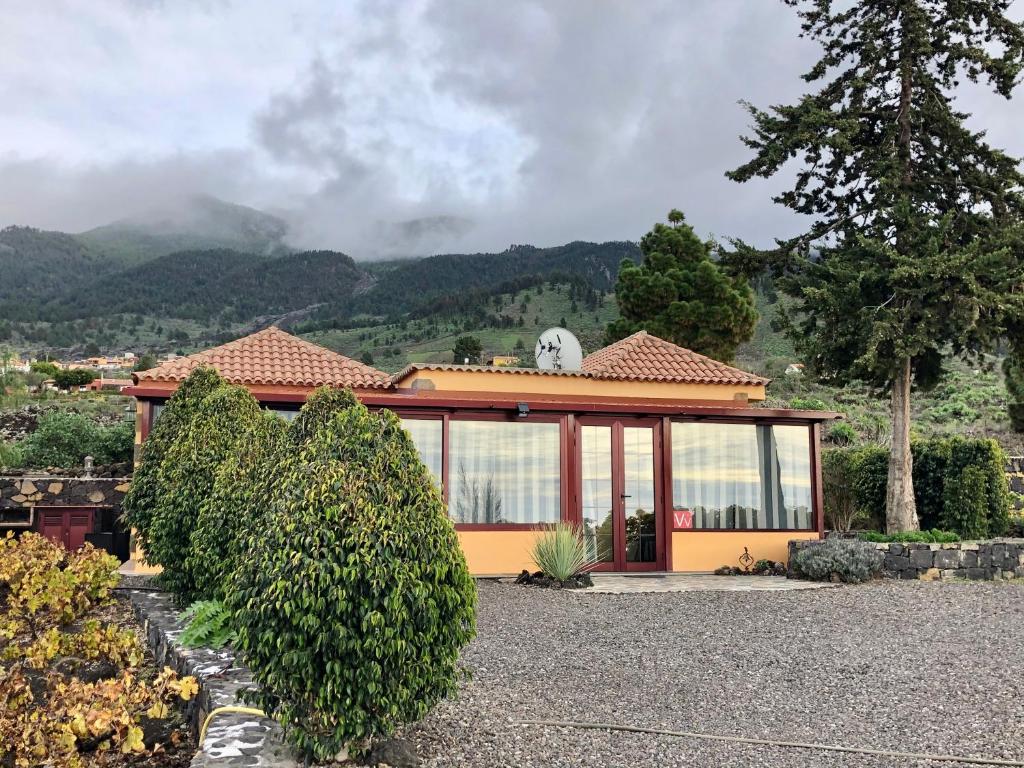 a house with a view of a mountain at Casa Cueva de las Palomas 2 in Las Manchas