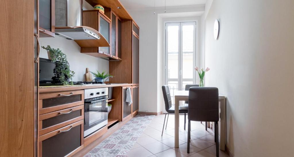 Kuchyň nebo kuchyňský kout v ubytování ALTIDO Elegant 1-BR Flat next to Milano Centrale