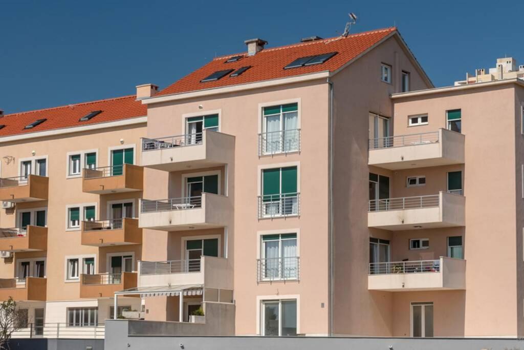 Budova, v ktorej sa apartmán nachádza