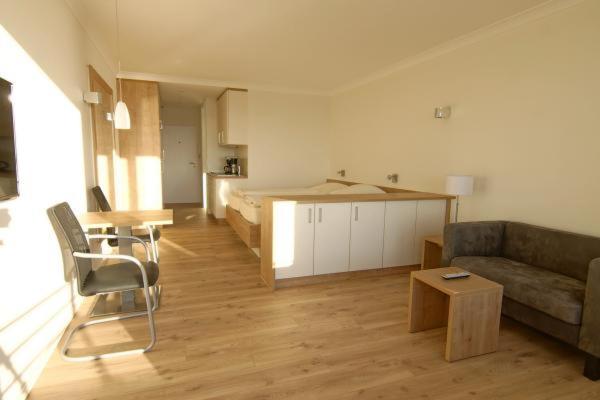 een woonkamer met een bank en een tafel bij Alte Teestube in Norderney